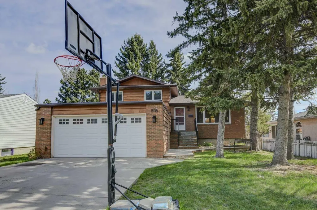 8116 33 Avenue NW Calgary AB T3B 1L8