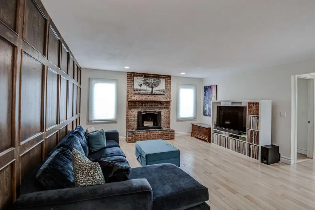 8116 33 Avenue NW Calgary AB T3B 1L8