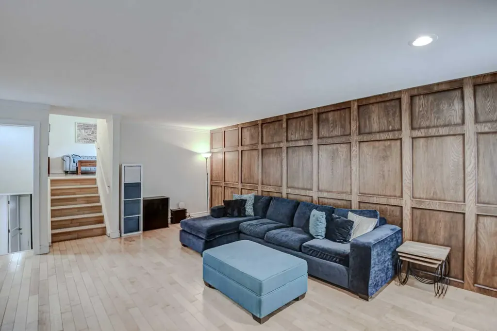 8116 33 Avenue NW Calgary AB T3B 1L8