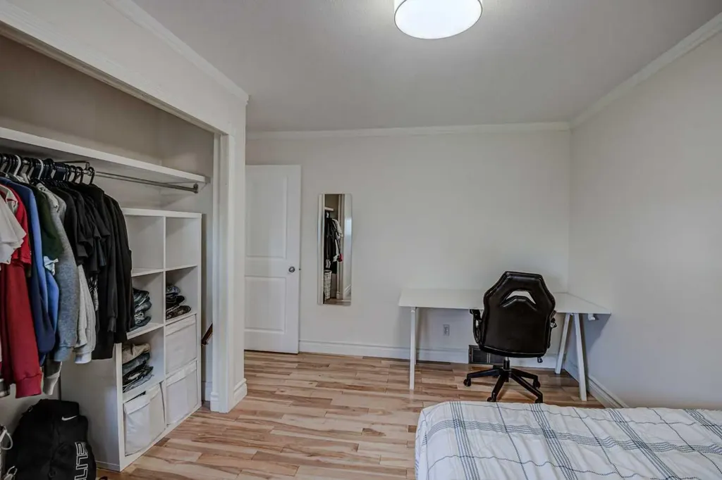 8116 33 Avenue NW Calgary AB T3B 1L8