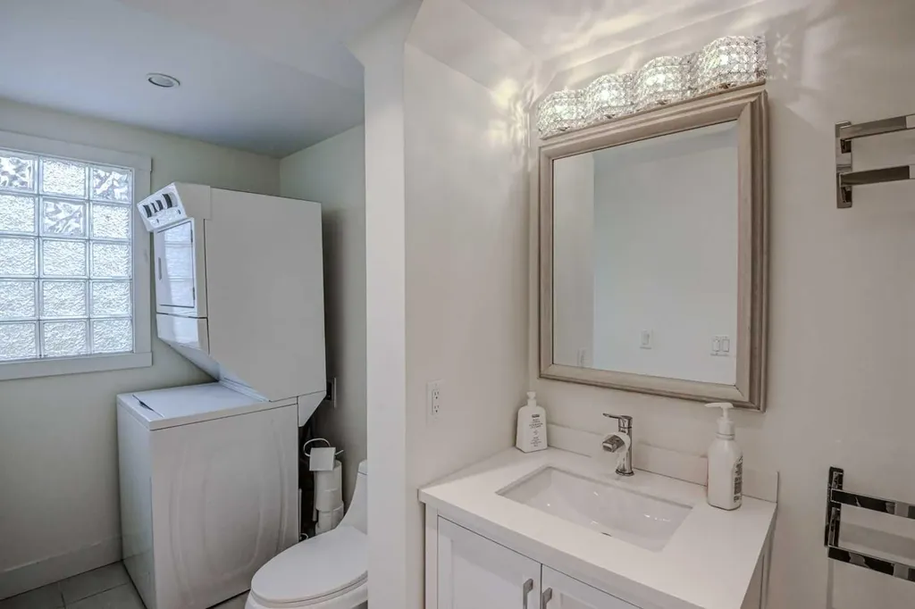 8116 33 Avenue NW Calgary AB T3B 1L8