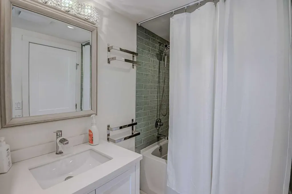 8116 33 Avenue NW Calgary AB T3B 1L8