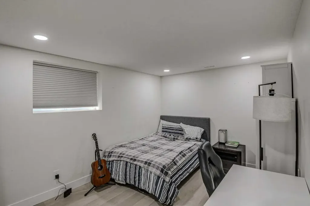 8116 33 Avenue NW Calgary AB T3B 1L8