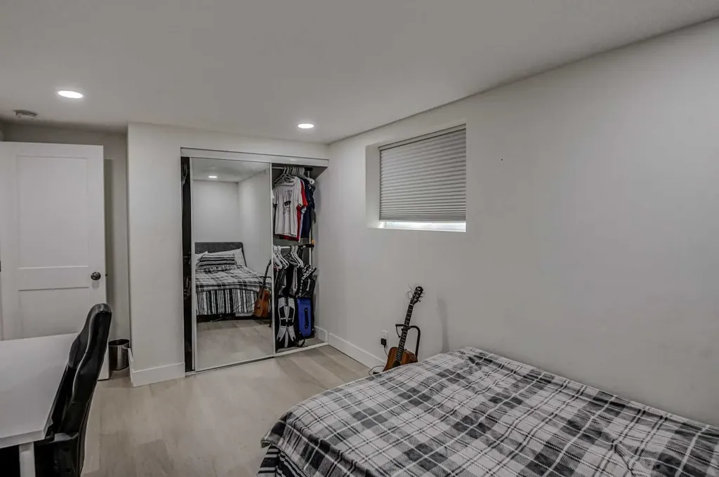 8116 33 Avenue NW Calgary AB T3B 1L8