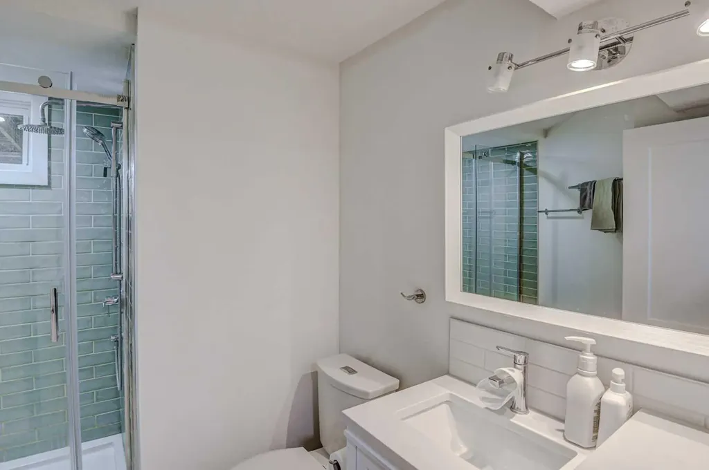 8116 33 Avenue NW Calgary AB T3B 1L8