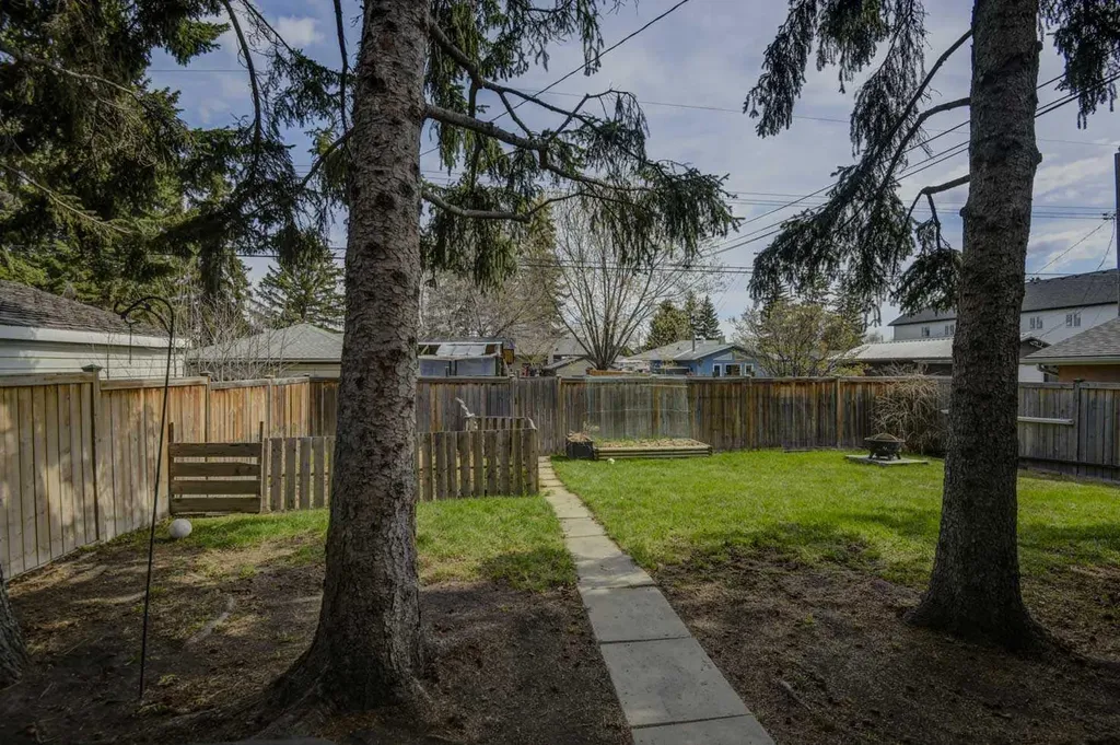 8116 33 Avenue NW Calgary AB T3B 1L8