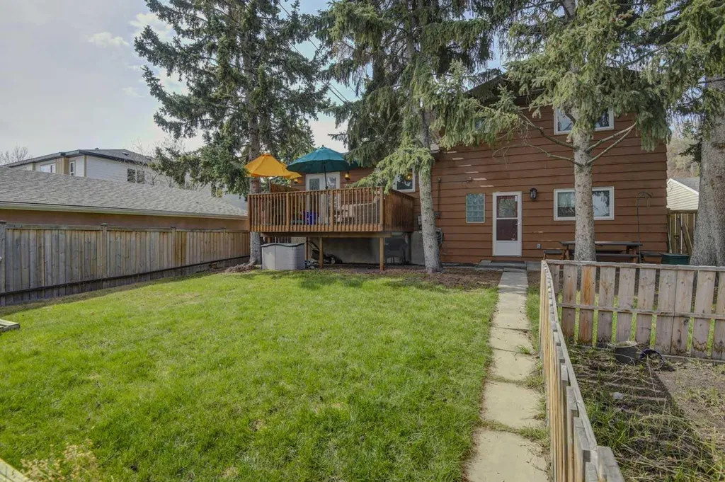 8116 33 Avenue NW Calgary AB T3B 1L8