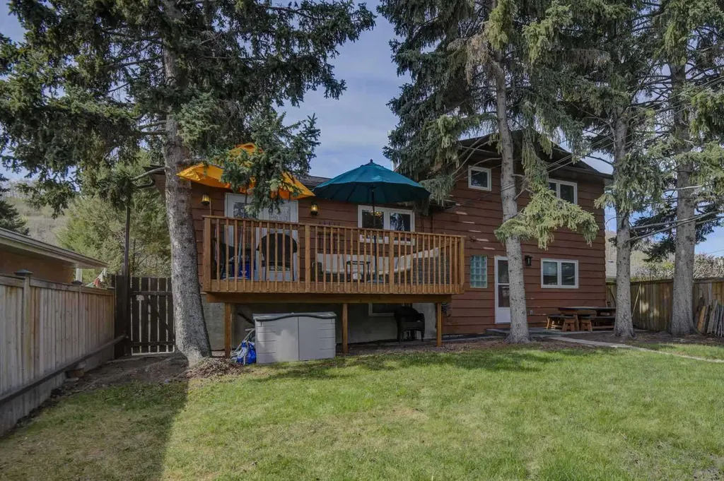 8116 33 Avenue NW Calgary AB T3B 1L8