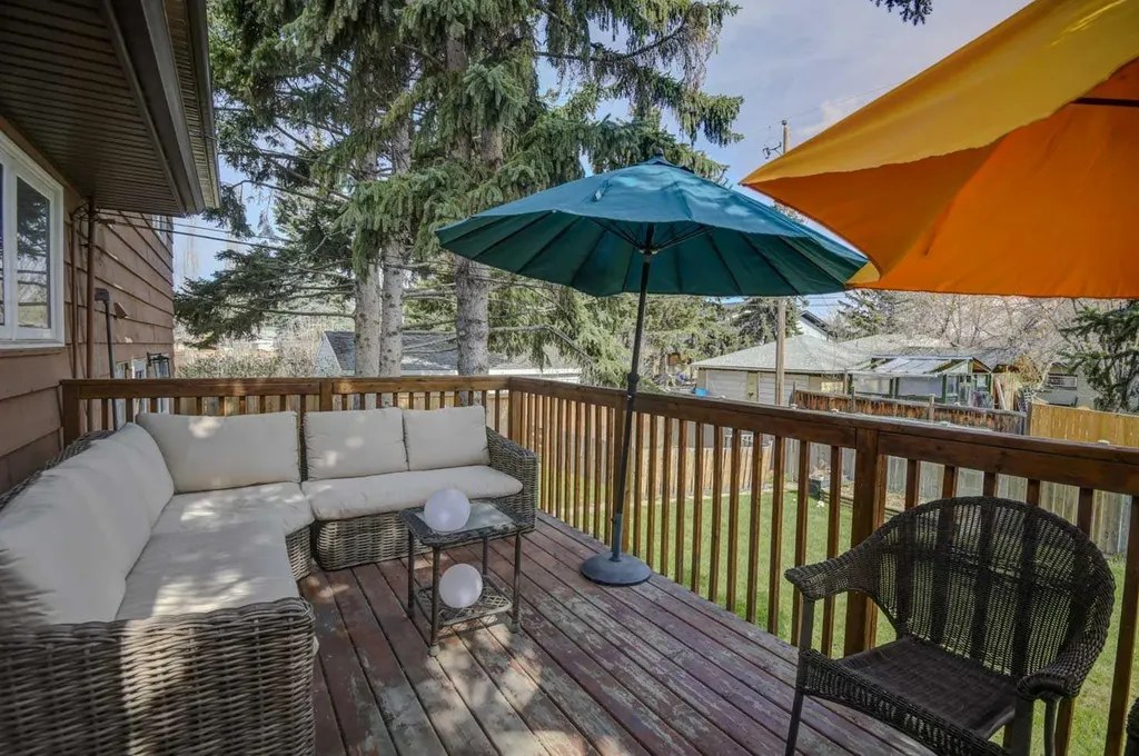 8116 33 Avenue NW Calgary AB T3B 1L8