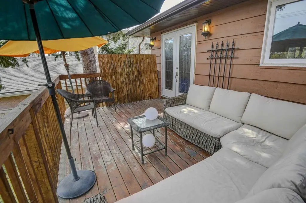 8116 33 Avenue NW Calgary AB T3B 1L8