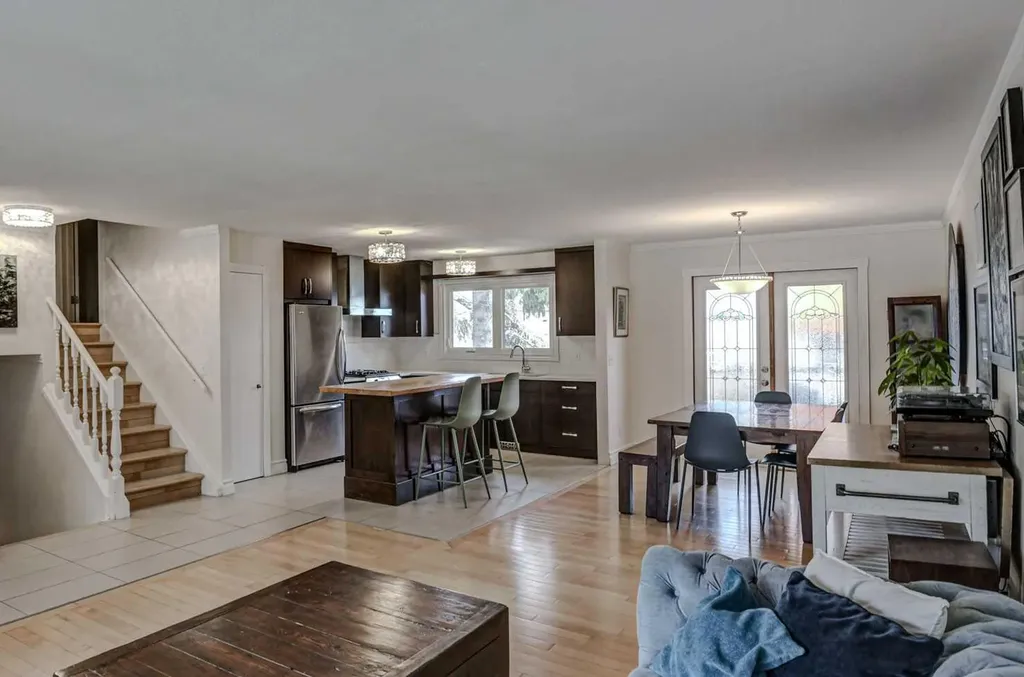 8116 33 Avenue NW Calgary AB T3B 1L8