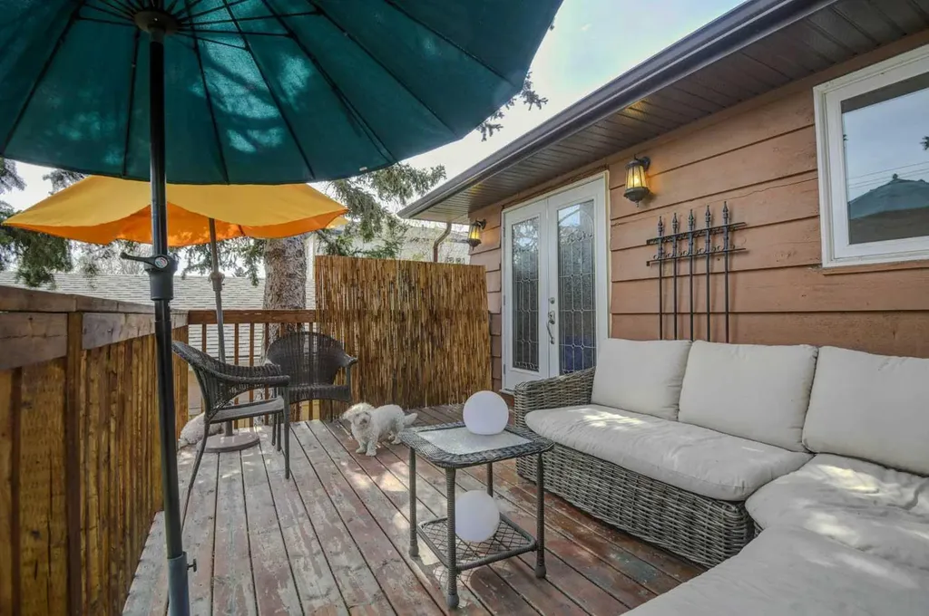 8116 33 Avenue NW Calgary AB T3B 1L8