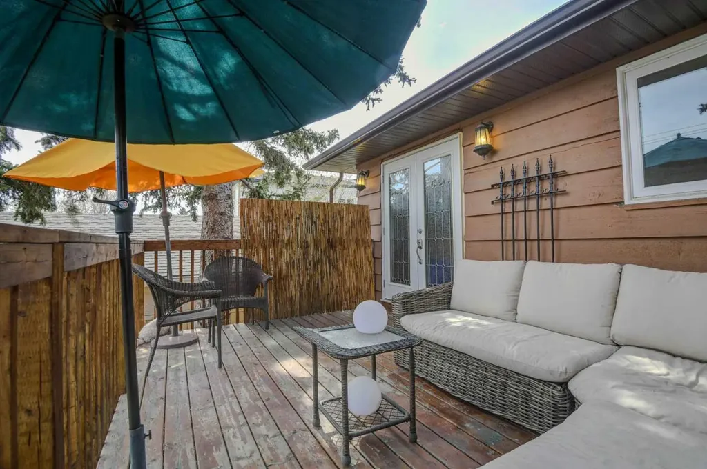 8116 33 Avenue NW Calgary AB T3B 1L8