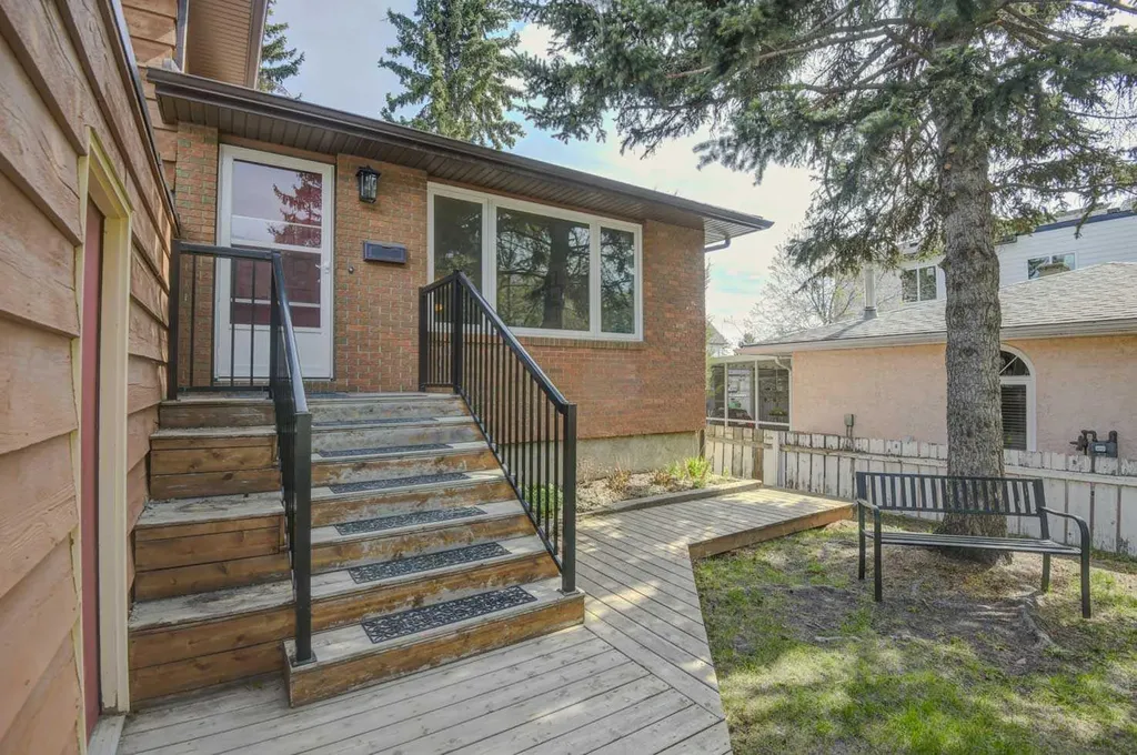 8116 33 Avenue NW Calgary AB T3B 1L8