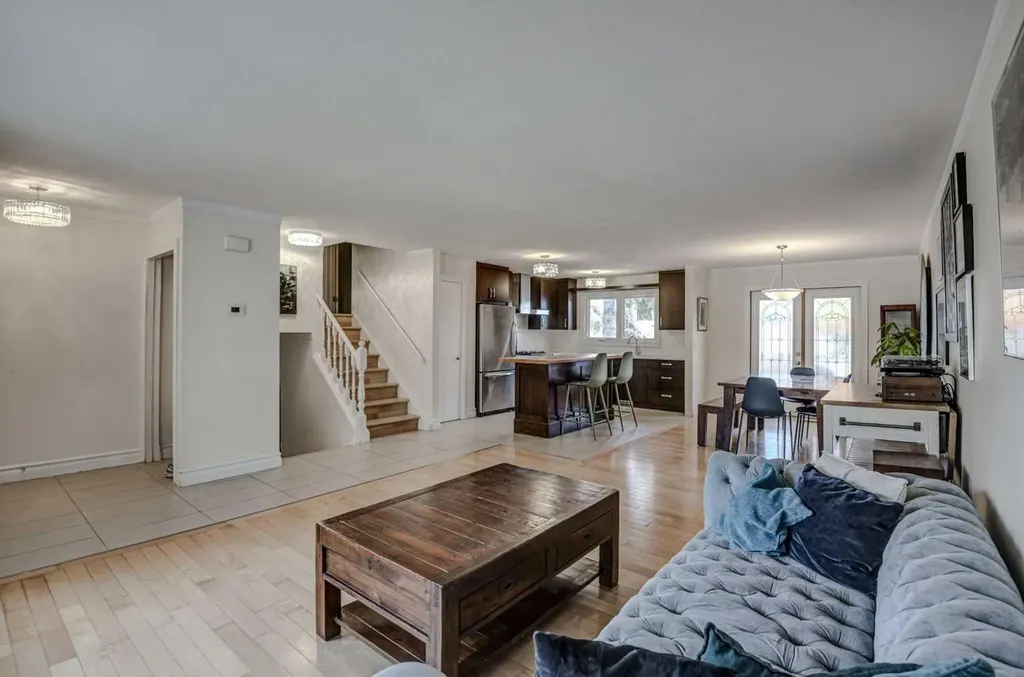 8116 33 Avenue NW Calgary AB T3B 1L8