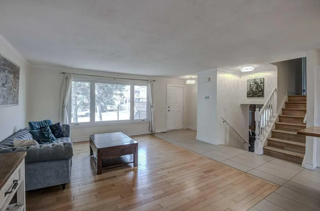 8116 33 Avenue NW Calgary AB T3B 1L8