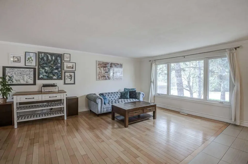 8116 33 Avenue NW Calgary AB T3B 1L8