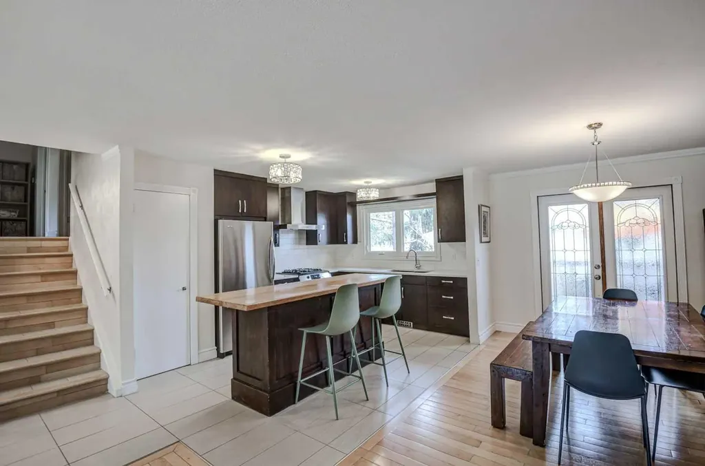 8116 33 Avenue NW Calgary AB T3B 1L8