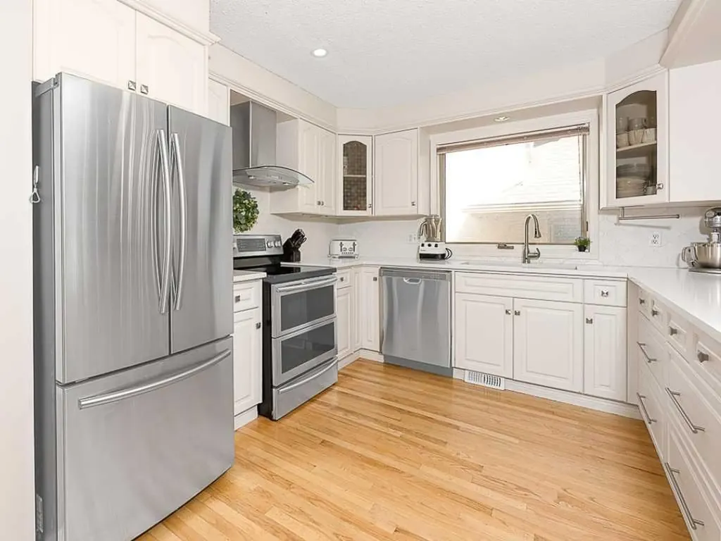136 24 Avenue NW Calgary AB T2M 1W9