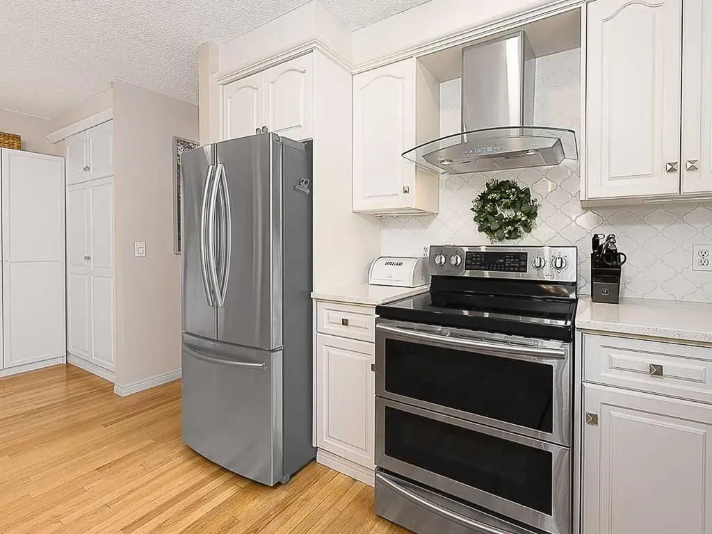 136 24 Avenue NW Calgary AB T2M 1W9