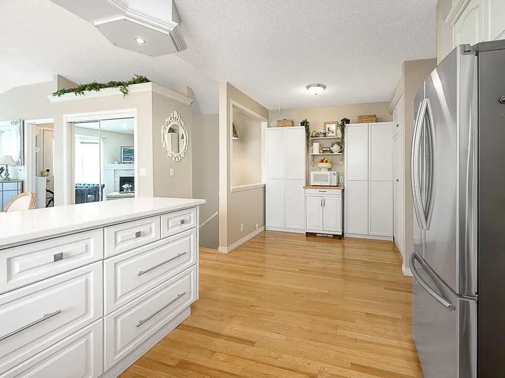 136 24 Avenue NW Calgary AB T2M 1W9
