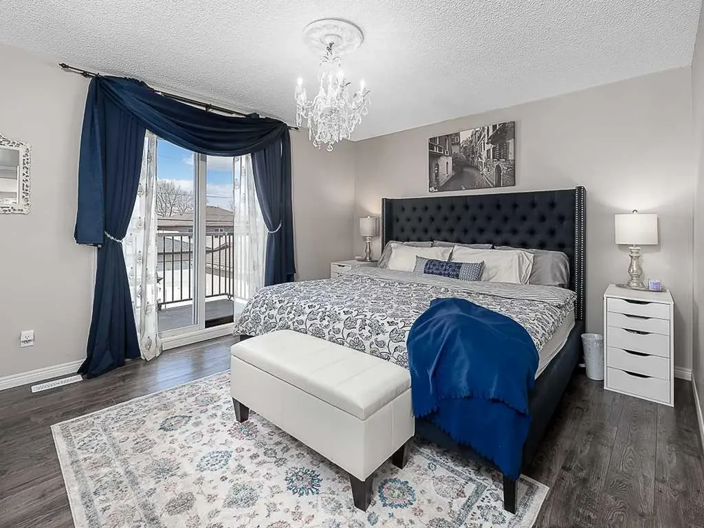 136 24 Avenue NW Calgary AB T2M 1W9