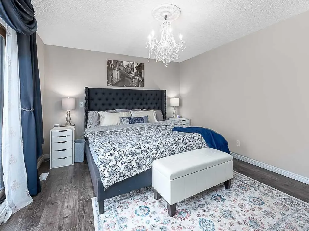 136 24 Avenue NW Calgary AB T2M 1W9