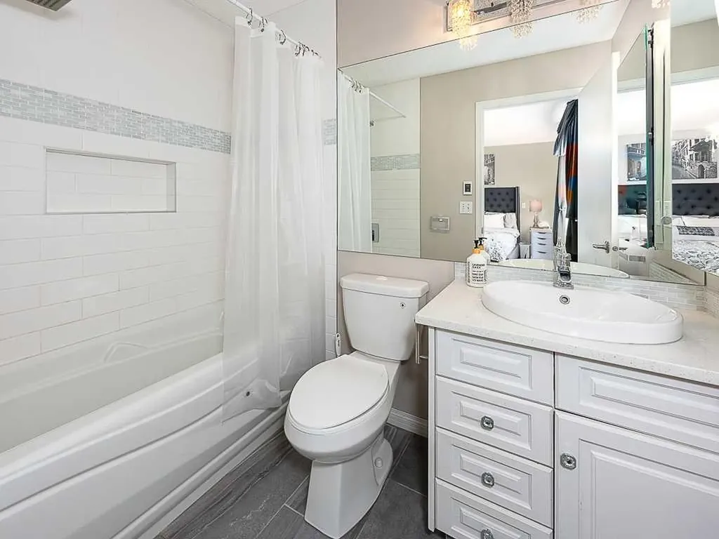 136 24 Avenue NW Calgary AB T2M 1W9