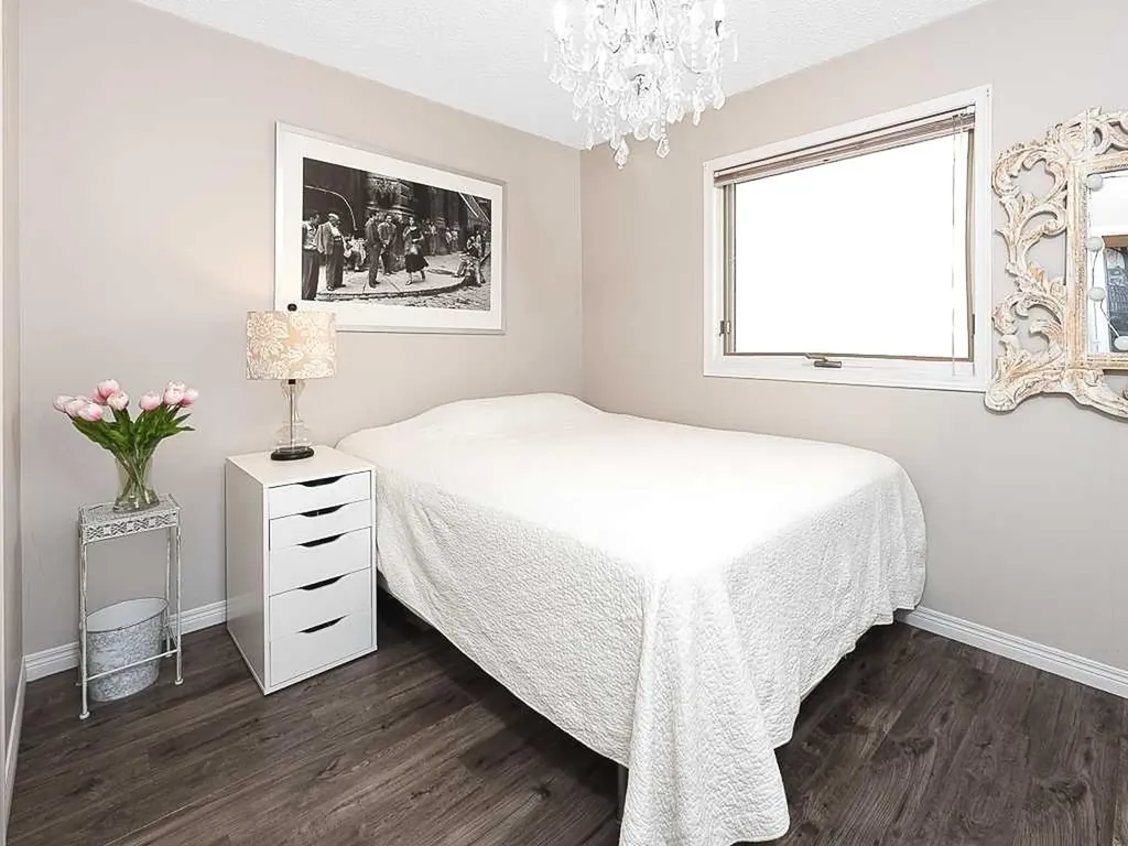 136 24 Avenue NW Calgary AB T2M 1W9