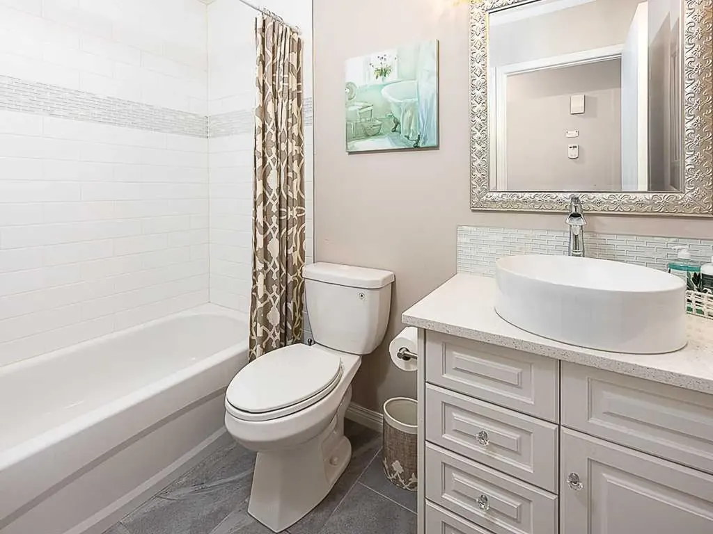 136 24 Avenue NW Calgary AB T2M 1W9