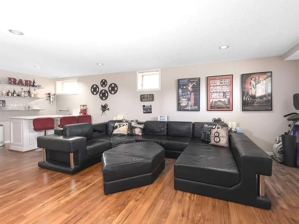 136 24 Avenue NW Calgary AB T2M 1W9
