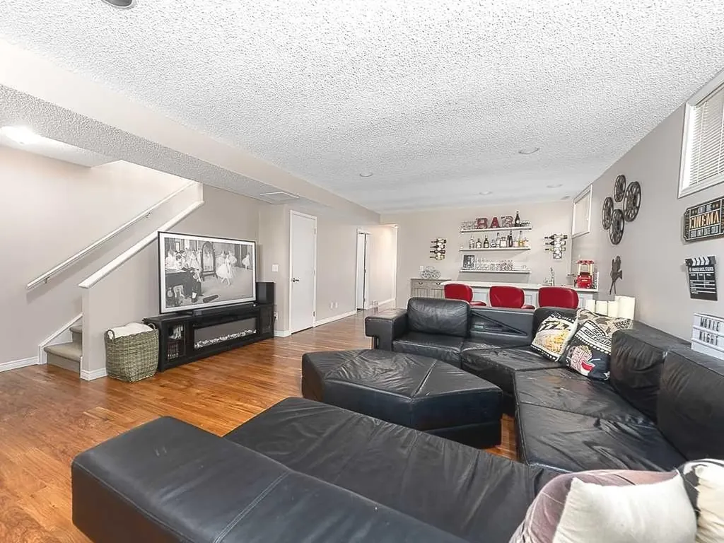 136 24 Avenue NW Calgary AB T2M 1W9