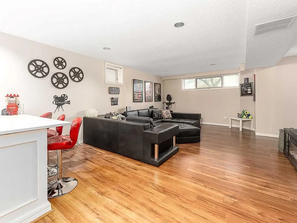 136 24 Avenue NW Calgary AB T2M 1W9