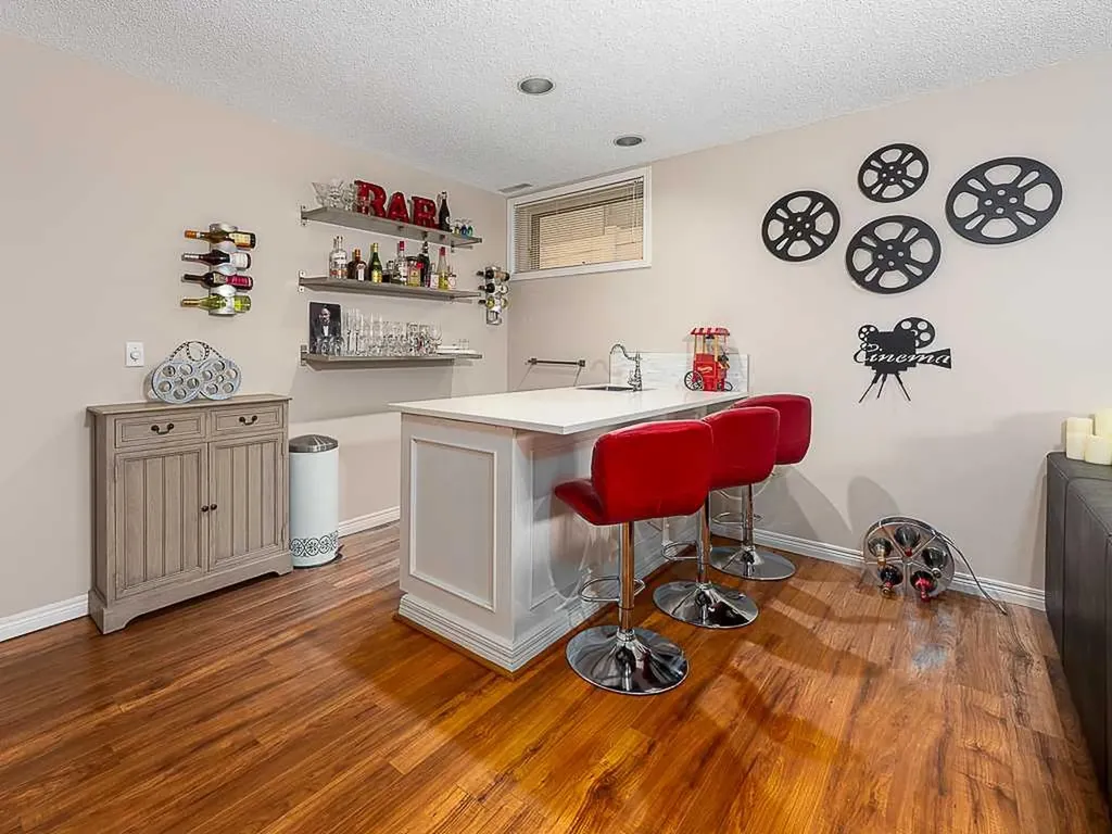 136 24 Avenue NW Calgary AB T2M 1W9