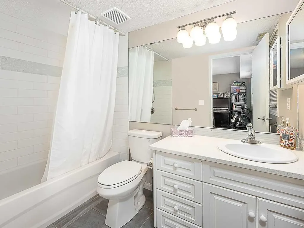 136 24 Avenue NW Calgary AB T2M 1W9