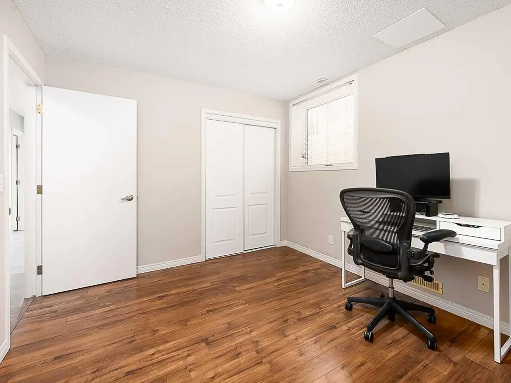 136 24 Avenue NW Calgary AB T2M 1W9