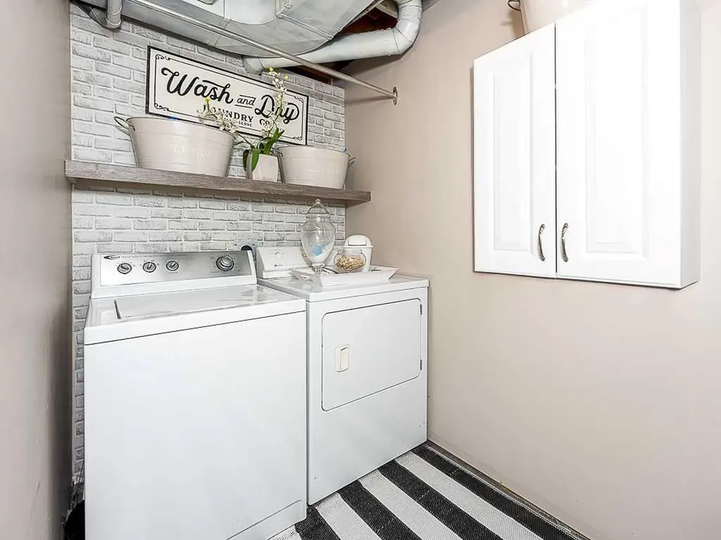 136 24 Avenue NW Calgary AB T2M 1W9
