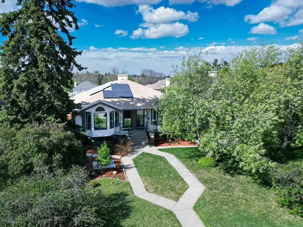 136 24 Avenue NW Calgary AB T2M 1W9