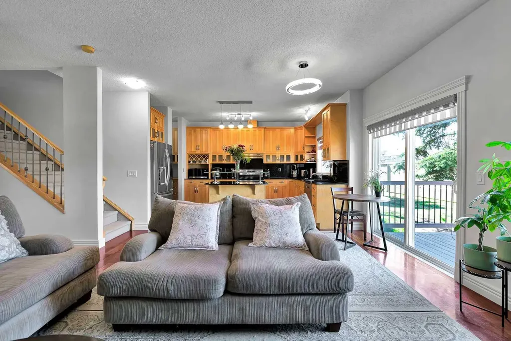 39 Strathlea Common SW Calgary AB T3H 5P8