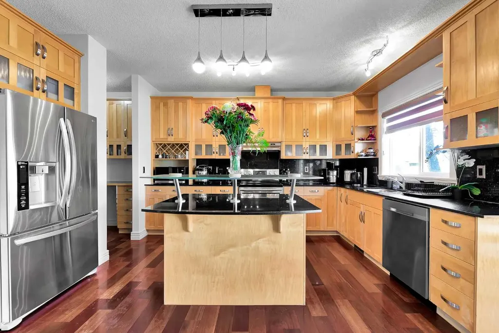 39 Strathlea Common SW Calgary AB T3H 5P8