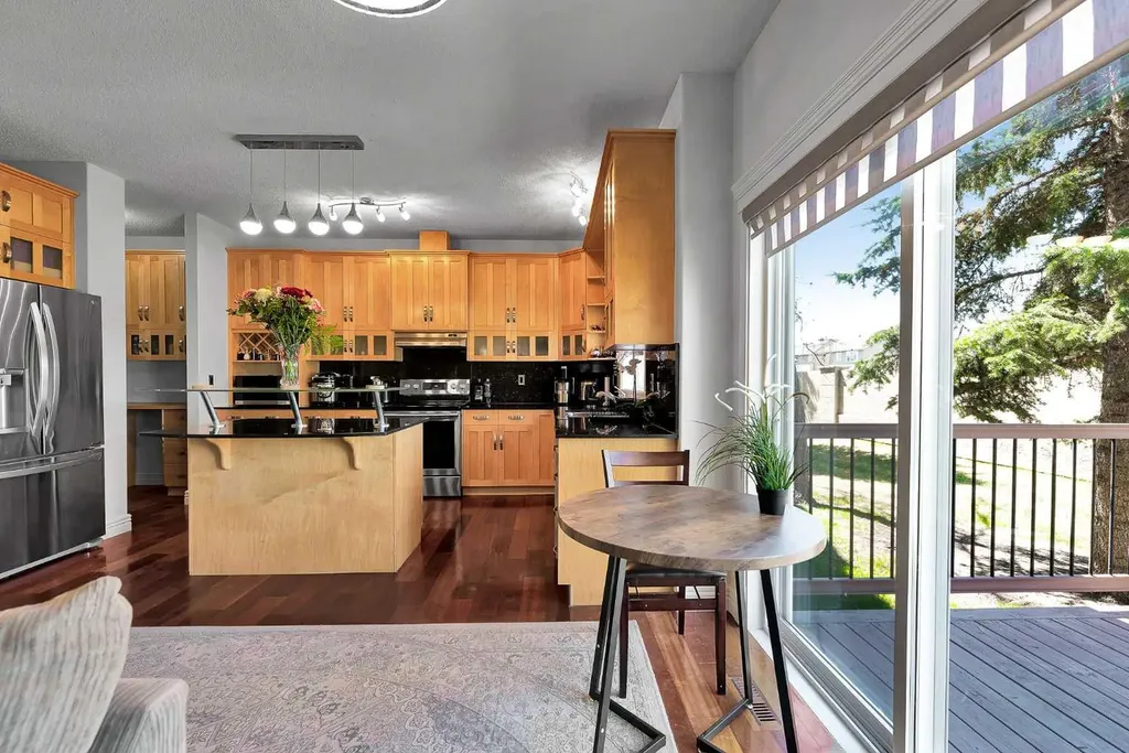 39 Strathlea Common SW Calgary AB T3H 5P8