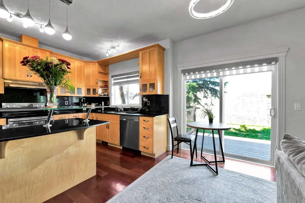 39 Strathlea Common SW Calgary AB T3H 5P8