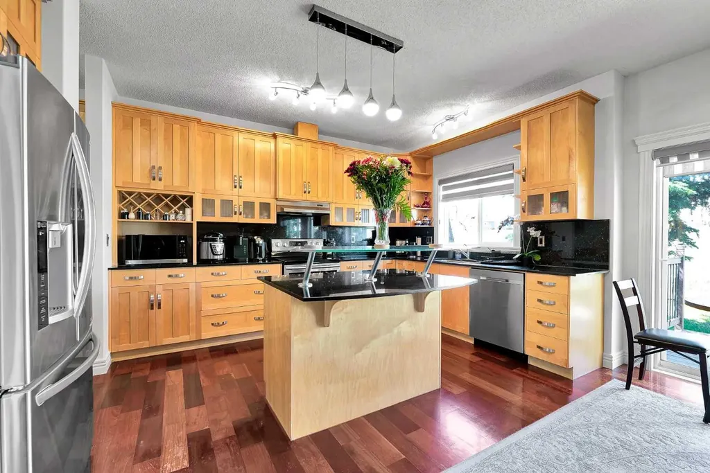 39 Strathlea Common SW Calgary AB T3H 5P8