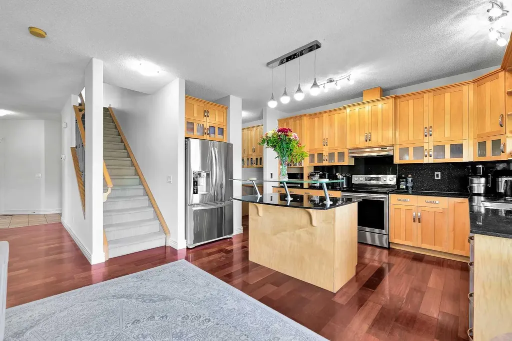 39 Strathlea Common SW Calgary AB T3H 5P8