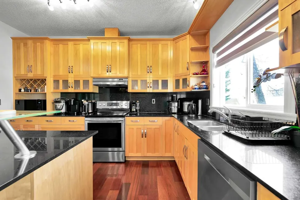 39 Strathlea Common SW Calgary AB T3H 5P8
