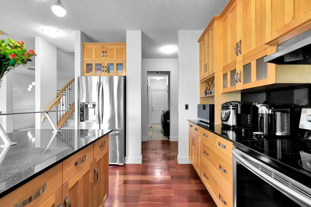 39 Strathlea Common SW Calgary AB T3H 5P8