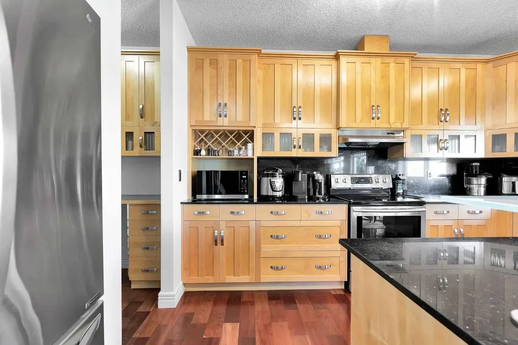 39 Strathlea Common SW Calgary AB T3H 5P8