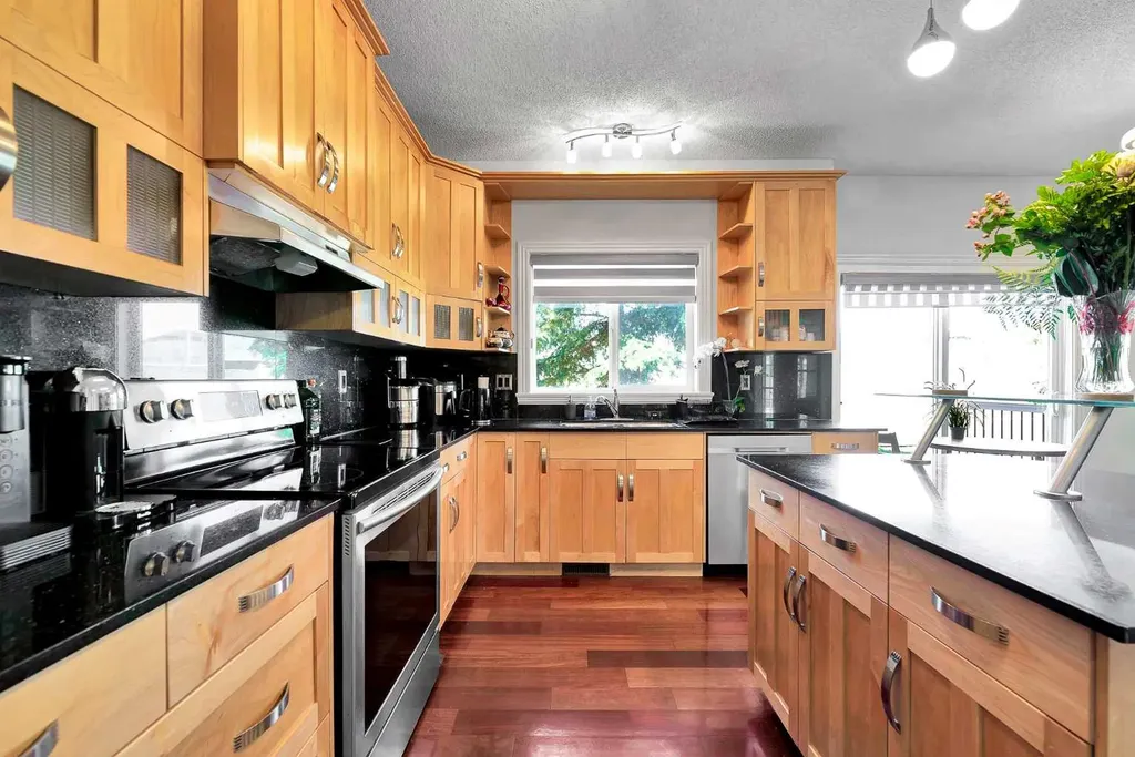 39 Strathlea Common SW Calgary AB T3H 5P8