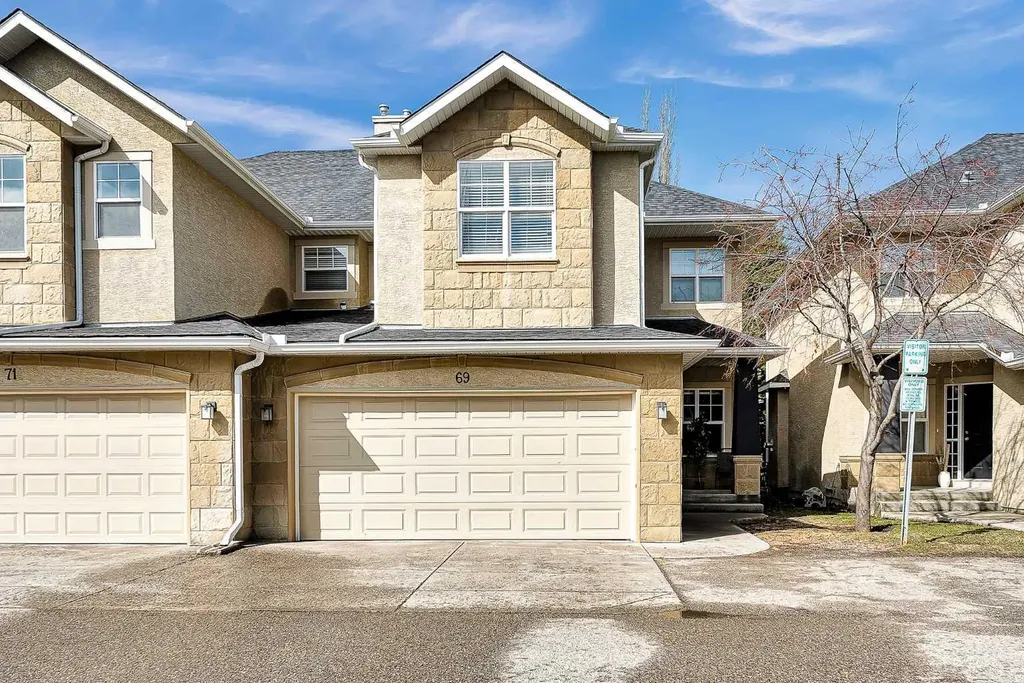39 Strathlea Common SW Calgary AB T3H 5P8