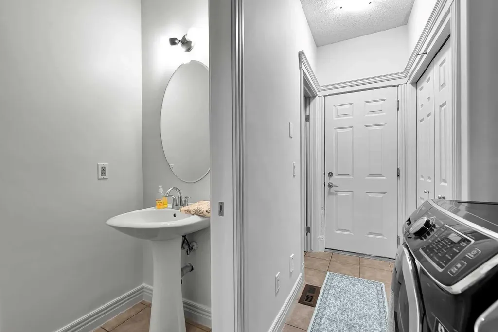 39 Strathlea Common SW Calgary AB T3H 5P8